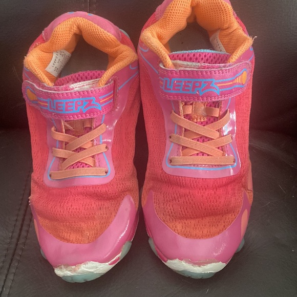 Stride Rite Leepz 2.0 girls’ running shoes in good used condition. - Picture 2 of 6